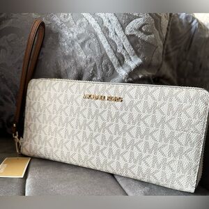 Michael Kors Jet Set Travel Large Continental Wallet Wristlet